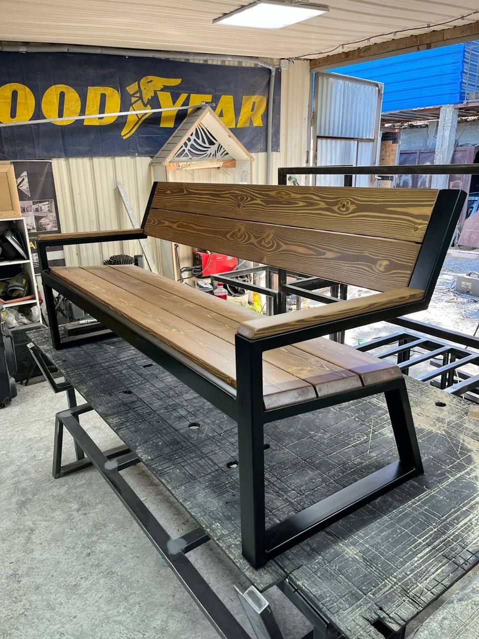 Лавочка с парящей спинкой